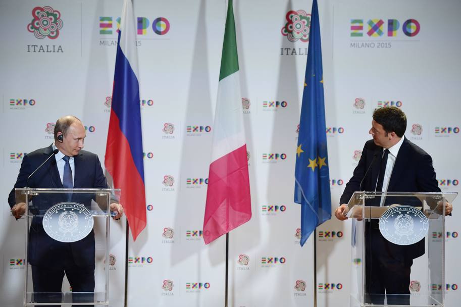 Matteo Renzi con Vladimir Putin (Afp)